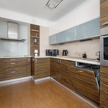 Cozy With Parking In By Renters Appartamento