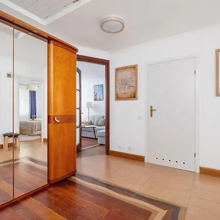 Cozy With Parking In By Renters Cracovia